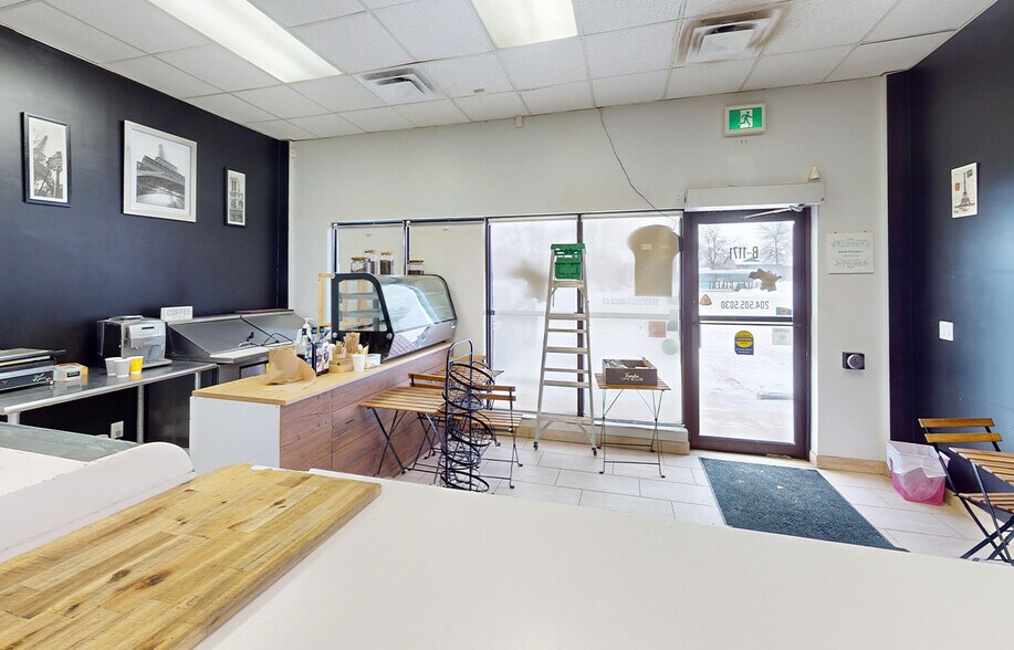 More Photos Of 1171 Kildare Av E, Winnipeg Auto Repair For Lease