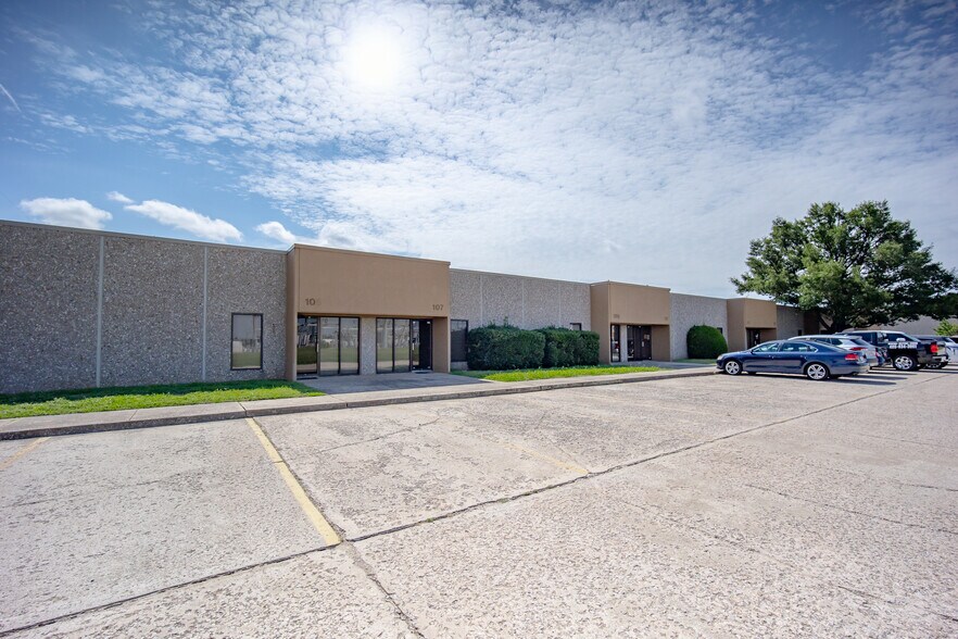 More Photos Of 800 W Rock Creek Rd, Norman Office For Lease