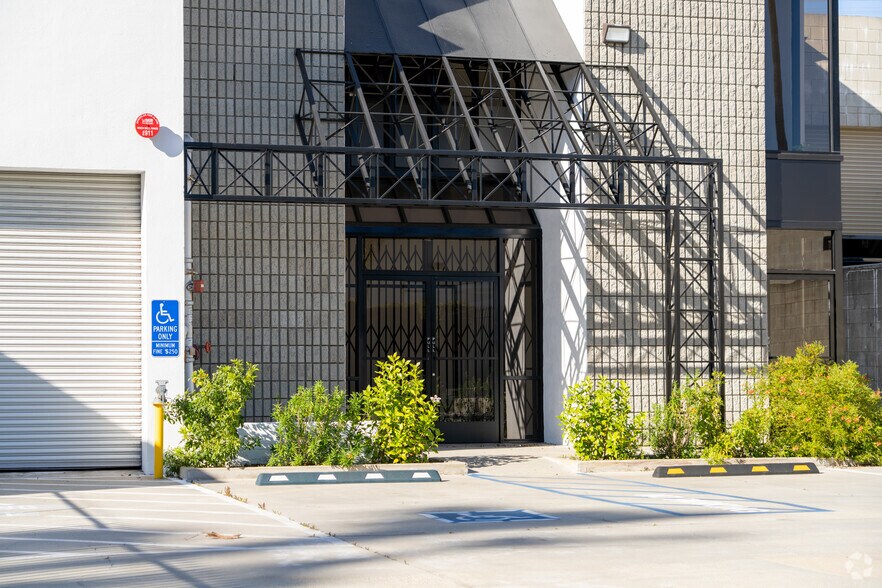 More Photos Of 323 Mira Loma Ave, Glendale Manufacturing For Lease
