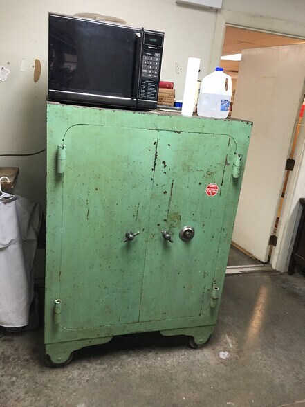 More Photos Of 427 S Glenwood Blvd, Tyler Warehouse For Sale