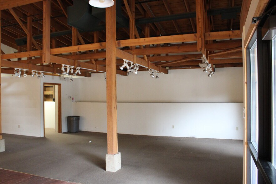 More Photos Of 310-340 Water St, Excelsior Freestanding For Lease