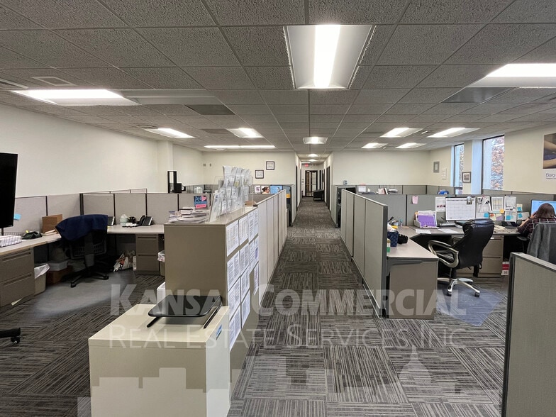 More Photos Of 901 NE River Rd, Topeka Warehouse For Lease