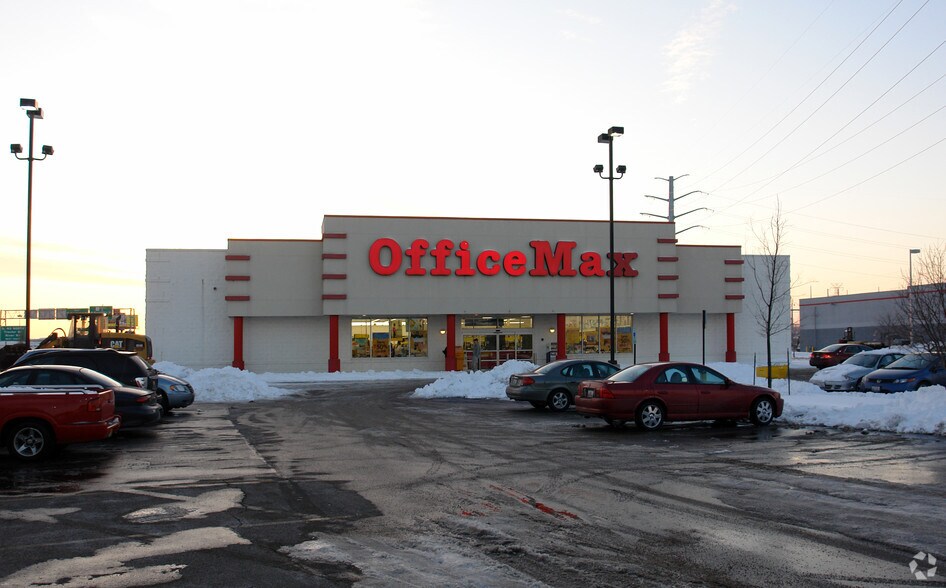 More Photos Of 200 Riverside Dr, East Peoria Freestanding For Lease