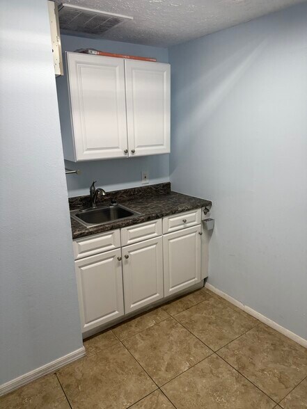 More Photos Of 1905 W Baker St, Plant City Office For Lease