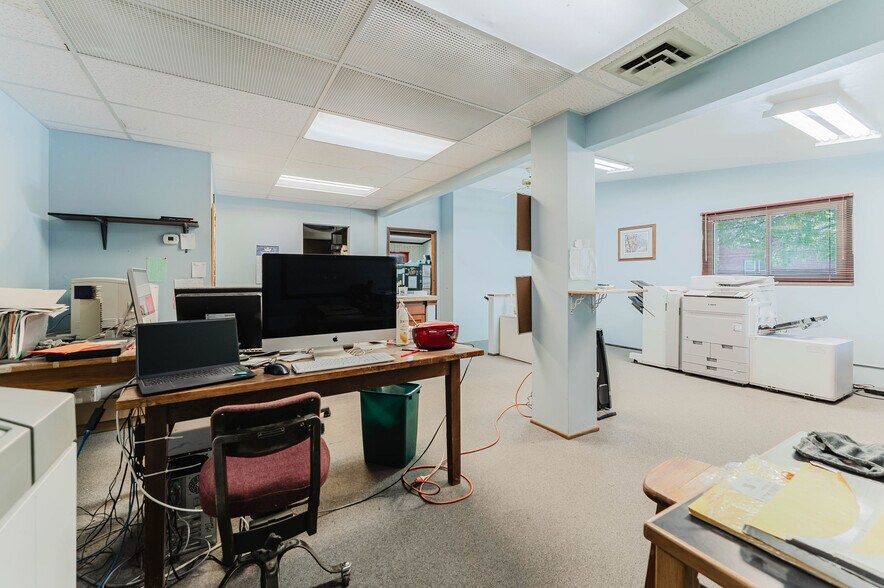 More Photos Of 526 W 11th Ave, Oshkosh Office For Sale