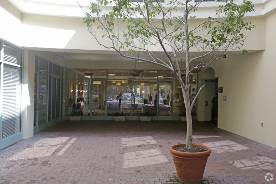 More Photos Of 11911 San Vicente Blvd, Los Angeles Office For Lease