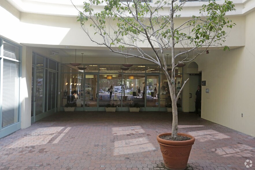 More Photos Of 11911 San Vicente Blvd, Los Angeles Office For Lease