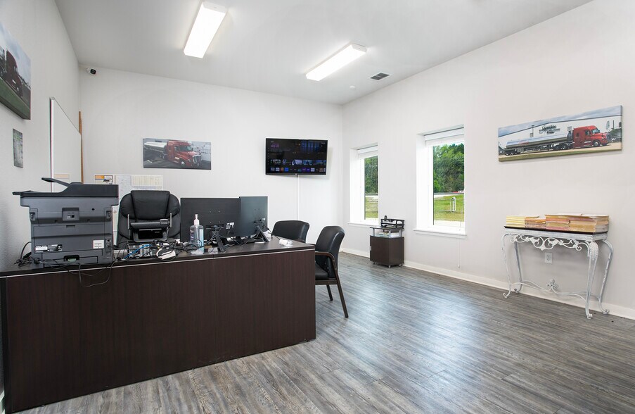 More Photos Of 9854 US Highway 271, Tyler Warehouse For Sale