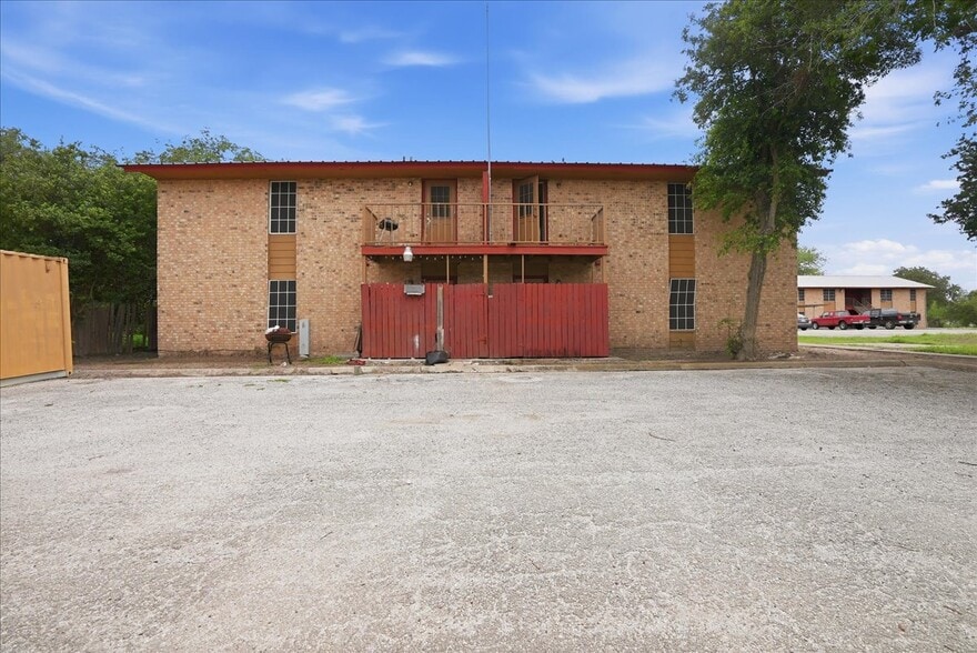 More Photos Of 600 E Crockett St, Beeville Apartments For Sale