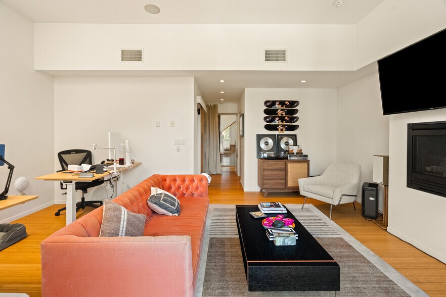 More Photos Of 120 Mildred Ave, Venice Loft Creative Space For Sale