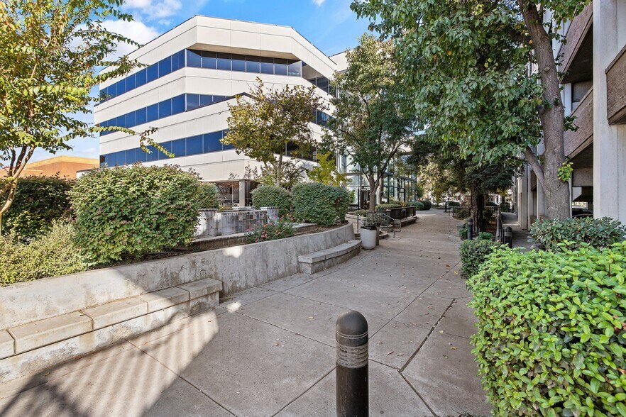 More Photos Of 100 Willow Plz, Visalia Medical For Sale