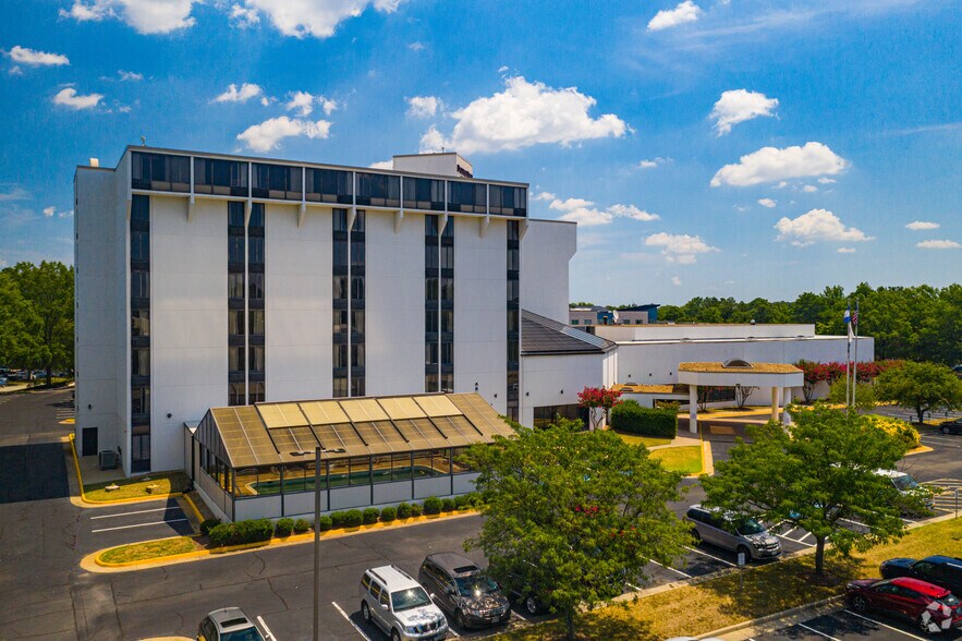 More Photos Of 1021 Koger Center Blvd, Bon Air Hotel For Lease