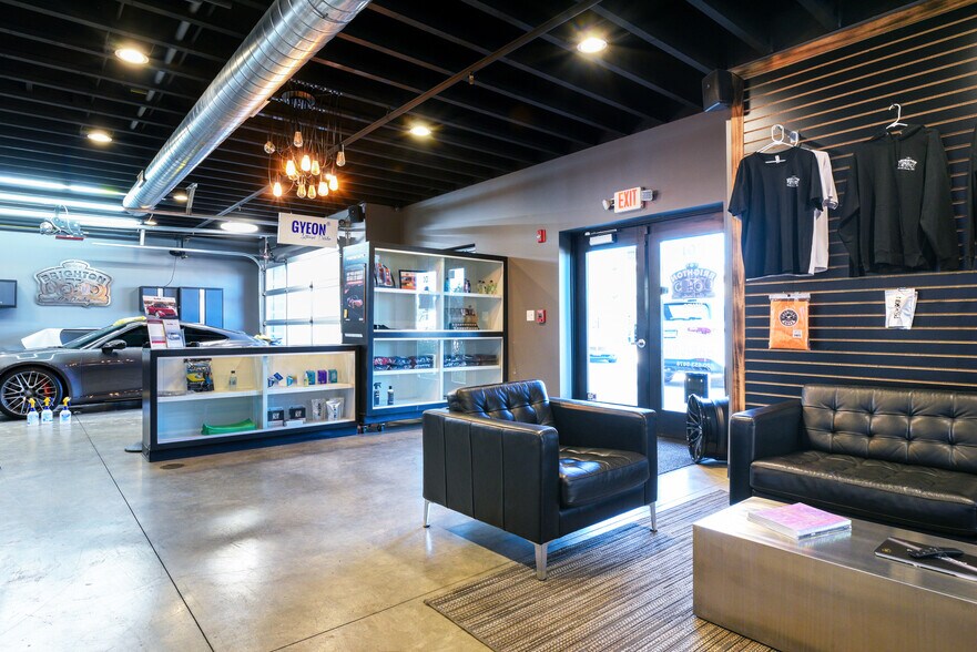 More Photos Of 2108-2260 Ferry Rd, Naperville Showroom For Sale