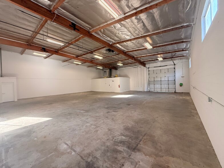 Primary Photo Of 9627-9629 Owensmouth Ave, Chatsworth Manufacturing For Lease