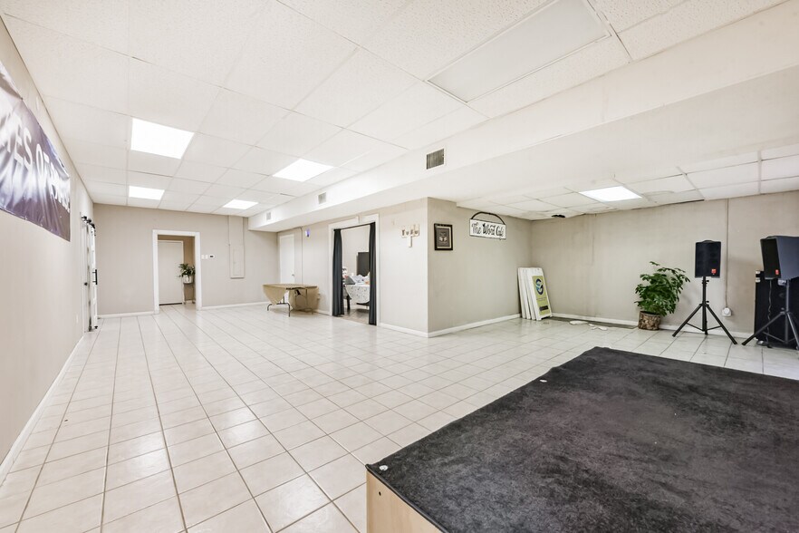 More Photos Of 130 S 4th St, La Porte General Retail For Sale