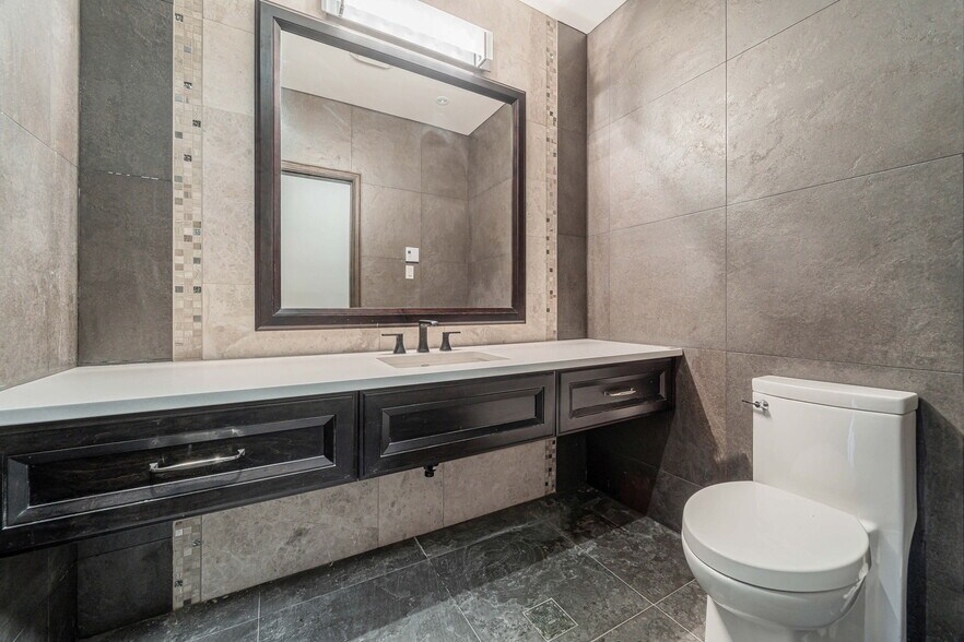 More Photos Of 4811-4819 Boul Saint-Charles, Montréal General Retail For Lease