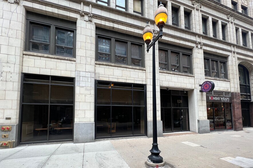 More Photos Of 205 W Randolph St, Chicago Office For Lease