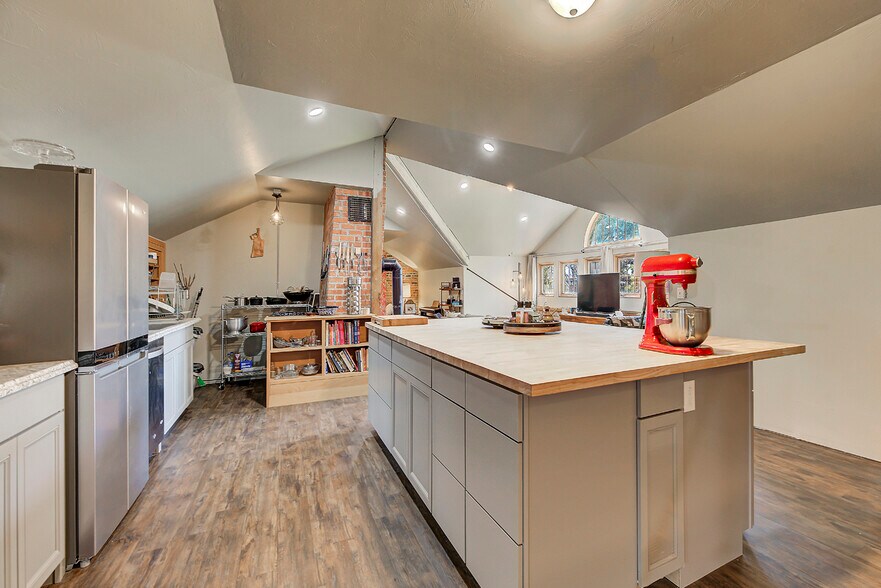 More Photos Of 2245 Head Ln, Helena Hotel For Sale