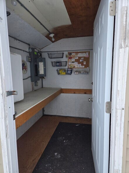 More Photos Of 2285 Northern Rd, Neenah Specialty For Sale