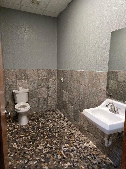 More Photos Of 1220-1222 W Hurst Blvd, Hurst Unknown For Lease