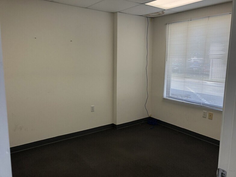 More Photos Of 8141 Blaikie Ct, Sarasota Warehouse For Lease