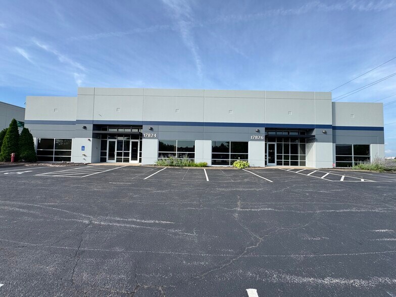 More Photos Of 17824-17826 Edison Ave, Chesterfield Flex For Lease