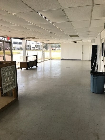 More Photos Of 1311 N Main St, Muskogee Warehouse For Sale