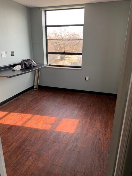 More Photos Of 324-328 N Dixie Dr, Vandalia Storefront Retail Office For Lease