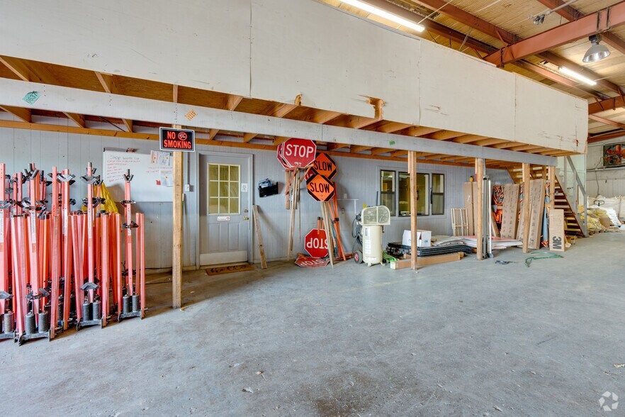 More Photos Of 2333-2337 Delante St, Haltom City Warehouse For Sale