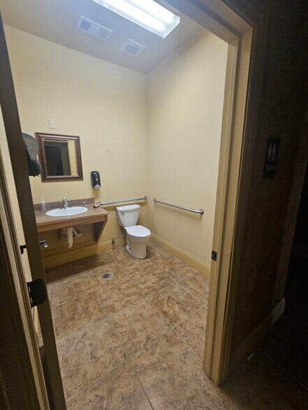 More Photos Of 89 Notch Shopping Center Ln, Branson West Freestanding For Lease