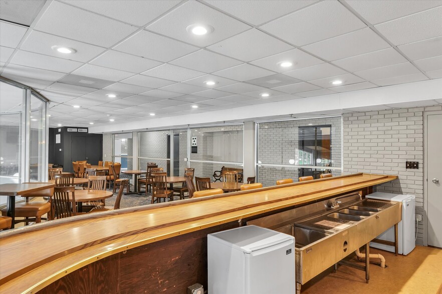 More Photos Of 1907 N Cunningham Ave, Urbana Hotel For Sale