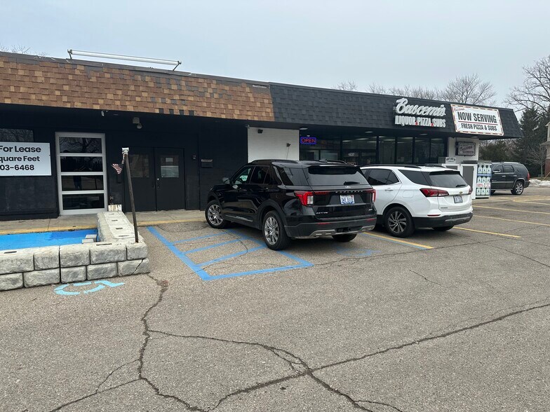 More Photos Of 1535-1537 Cass Lake Rd, Keego Harbor Freestanding For Lease