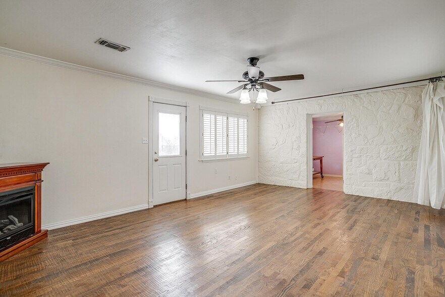 More Photos Of 113 N Tarrant St, Crowley Office For Sale