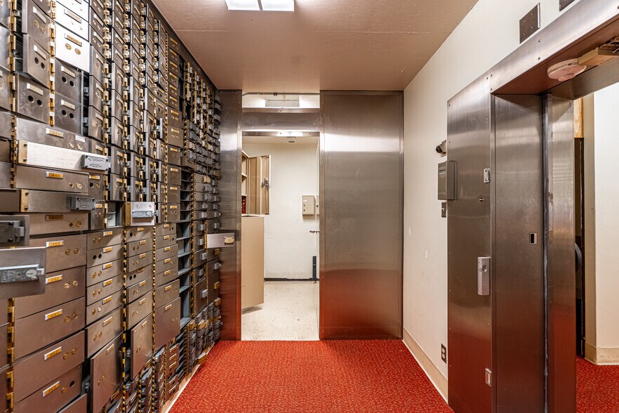 More Photos Of 2495 Lakeshore Dr, Lake Elsinore Bank For Sale