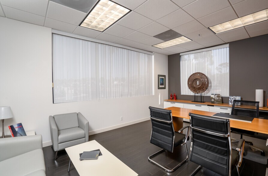 More Photos Of 10145 Via De La Amistad, San Diego Loft Creative Space For Sale