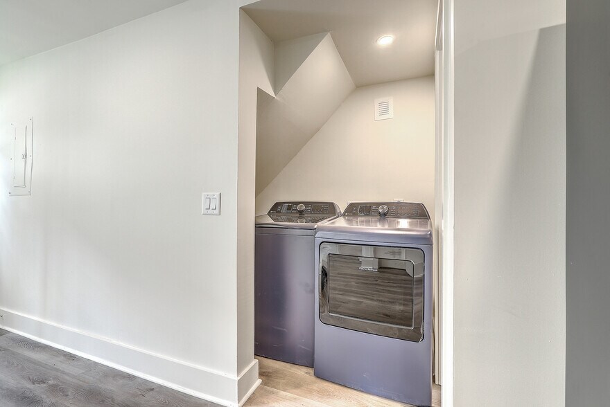 More Photos Of 68 Lee St, Charleston Apartments For Sale