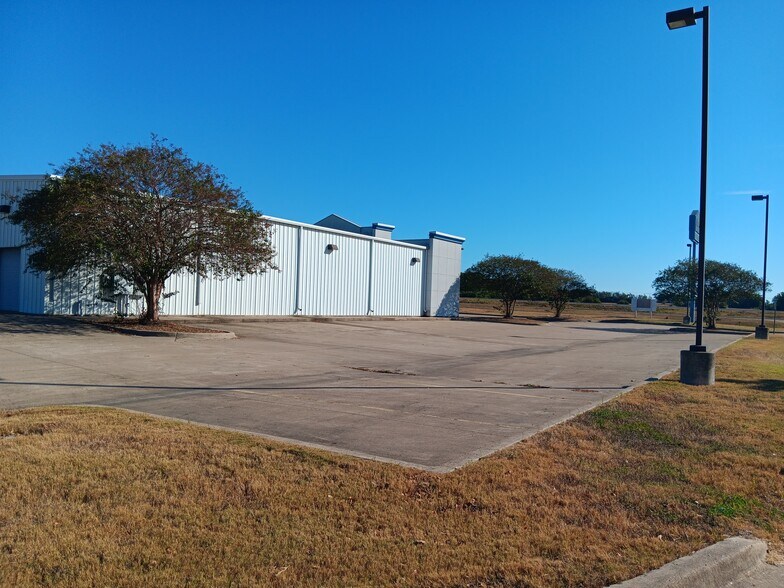 More Photos Of 9230 N Highway 6, Navasota Freestanding For Sale