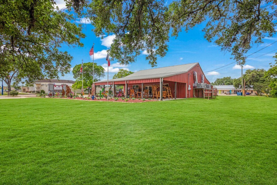 More Photos Of 517 E Brazos Ave, West Columbia Freestanding For Sale