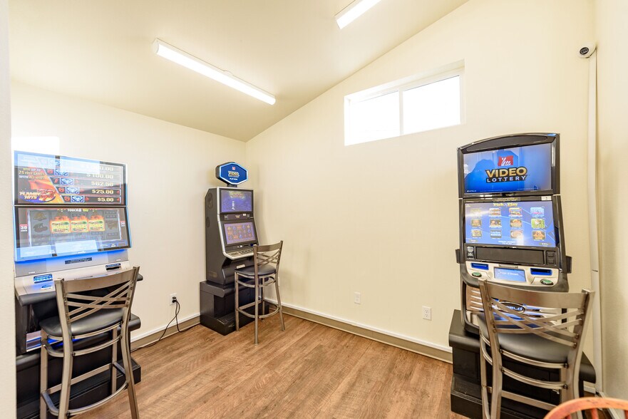 More Photos Of 102 Hall Ave, Coos Bay Restaurant For Sale