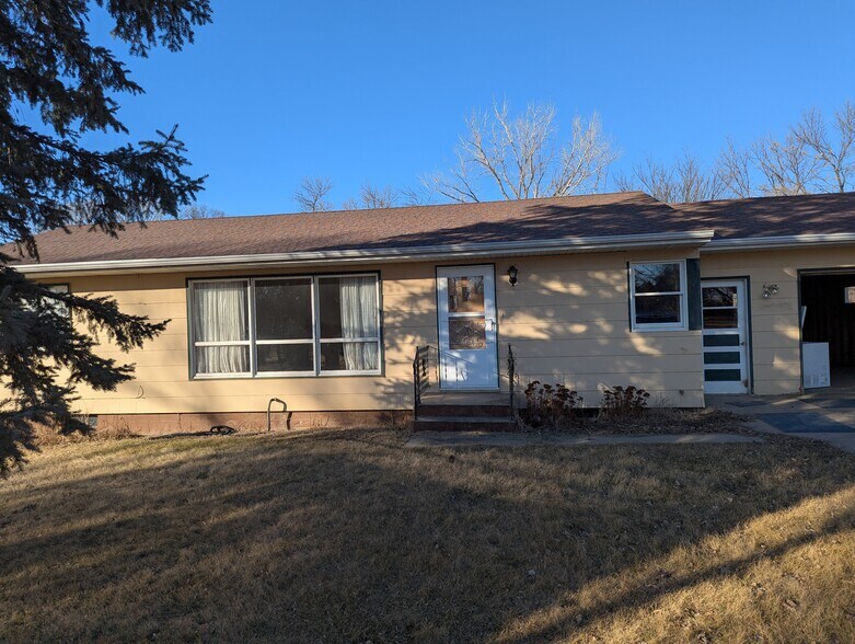 More Photos Of 340 Elm St E, Canova Sports And Entertainment For Sale