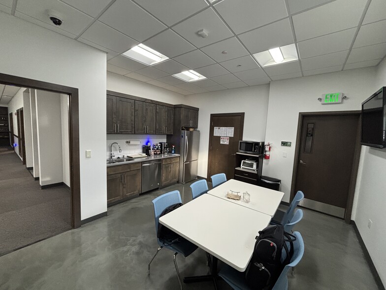 More Photos Of 3727 McDougall Ave, Everett Flex For Lease