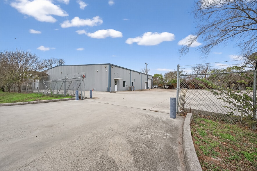 More Photos Of 10038 Grover Ln, Houston Warehouse For Sale