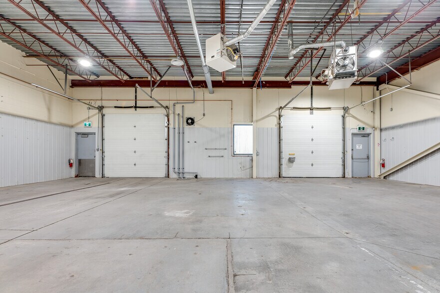 More Photos Of 17 Fitzgerald Rd, Ottawa Flex For Lease