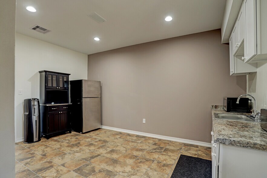 More Photos Of 16910 FM 2920 Rd, Tomball Office For Lease