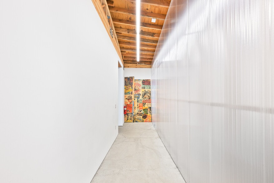 More Photos Of 9055 Santa Monica Blvd, West Hollywood General Retail For Lease