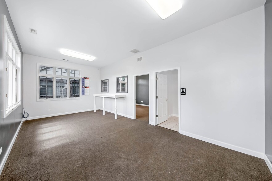 More Photos Of 2551 W Division St, Joliet Office For Lease