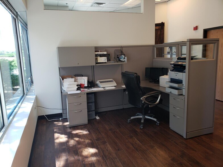 More Photos Of 621 Southpark Dr, Littleton Showroom For Lease