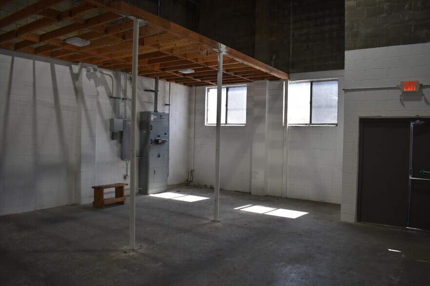 More Photos Of 5701-5709 S San Pedro St, Los Angeles Manufacturing For Lease