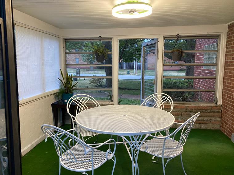 More Photos Of 404 S Clay Ave, Kirkwood Office For Lease