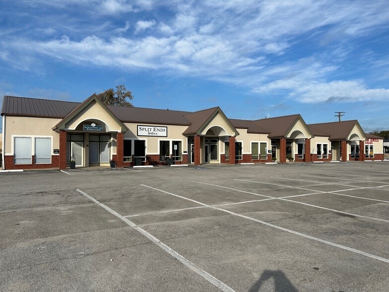 More Photos Of 1020 Fort Worth Hwy, Weatherford Storefront Retail Office For Lease